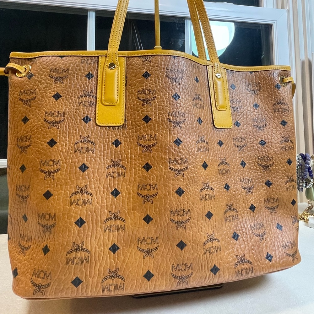 MCM Visetos Medium Liz Reversible Shopper Tote in Cognac and Yellow Leather - Picture 5 of 17